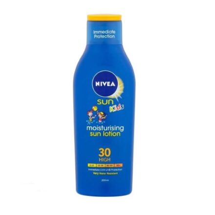 Nivea SUN Kids Protect & Care losion sadrži organsko bademovo ulje i posebno je formulisan za osetljivu dečiju kožu.