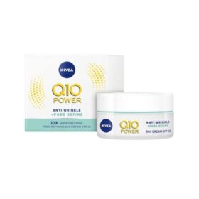 Nivea Q10 Pore Minimizing Extra Light dnevna krema protiv bora sa SPF15, koji štiti kožu od UVA/UVB zraka koji izazivaju prevremeno starenje. Formula sa čistim Q10, ekstraktom algi i aloe za trenutni osećaj osvežene i matirane kože.